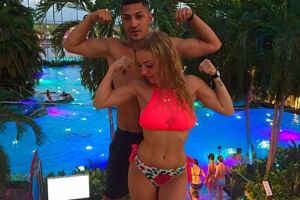 De faţă cu toată lumea, s-a dezlănţuit! Din doi copii s-au transformat în părinţi cu acte în regulă! Cum arătau Babi Minune şi iubita lui în urmă cu 7 ani! Asa arata acum! Vezi pozele