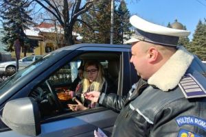 Șoferiţe, surprinse de poliţişti cu flori şi mărţişoare