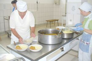 Mâncarea se îndepărtează de pacienţi: Spitalul bârlădean, bucătărie provizorie la Cantina Socială