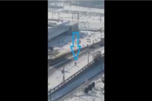 Imagini cum rar vezi in Constanta!: Un schior face senzatie pe Podul de la Butelii (video)