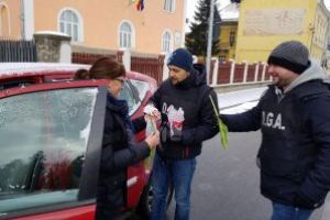Ofiţerii Serviciului Judeţean Anticorupţie Covasna au oferit zâmbete şi mărţişoare doamnelor şi domnişoarelor din Sfântu Gheorghe