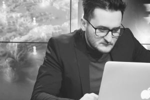 „Văd că una vorbim şi alta fumăm” O REPLICĂ ISTORICĂ, o emisiune diferită şi lecţiile de viaţă date de Radu Buzăianu