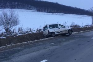 FOTO Accident cu doi răniţi din cauza unui câine