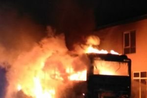 Autobuz în flăcări la Ciceu Mihăieşti (FOTO)