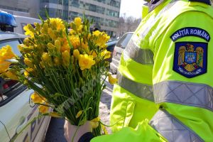 TÂRGOVIȘTE: Poliţiştii au împărţit flori în centrul municipiului