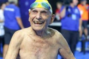 A doborât recordul mondial la înot la 99 ani