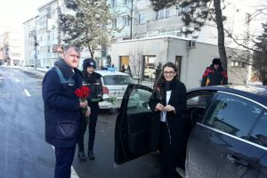 Poliţiştii au oferit flori şi mărţişoare în prima zi a lunii martie
