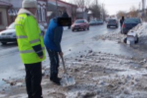 Amendati ca aruncau zapada pe carosabilul abia curatat de catre utilajele de deszapezire