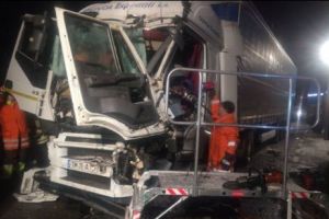 Șofer de tir încarcerat după ce a lovit un utilaj de deszăpezire