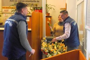 Mărtişor CAO: Doamnele şi domnişoarele au primit mărţişoare de la angajaţii Companiei de Apă (FOTO)