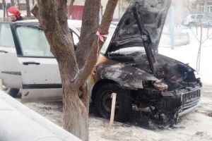 FOTO-ULTIMĂ ORĂ: O maşină a luat foc în curtea Spitalului Judeţean Focşani