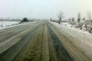 Aproape 600 de tone de material antiderapant pe drumurile judetene. CJ Timis: Niciun drum inchis