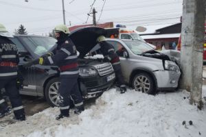 Accident grav la Tatarani. Doua masini s-au facut praf dupa ce au intrat intr-un stalp