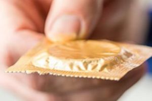 Bărbaţii din Zimbabwe sunt prea DOTAȚI pentru prezervativele mici „made in CHINA”. Ministrul Sănătăţii a spus TOTUL