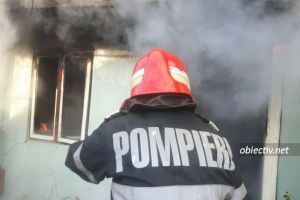 Pompier aflat în timpul liber, sare în ajutorul unor persoane ameninţate de furia focului