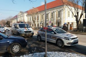 FOTO&VIDEO. Șofer drogat, reţinut de poliţişti. A făcut accident în centrul Sătmarului