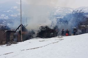 Incendiu la Mureşenii Bârgăului. Un bărbat a fost găsit decedat (FOTO)