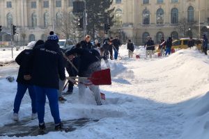 EXEMPLU demn de URMAT: Ce SPORTIVI au ieşit în stradă la DESZĂPEZIT