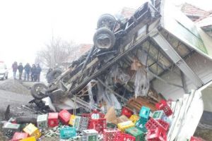 FOTO: Autoutilitară răsturnată la Suseni