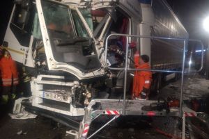 Sofer de TIR incarcerat dupa ce a intrat in plin intr-un utilaj de deszapezire, la Recas