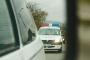 Urmărire la Vulturu! Șoferul, beat şi fără permis, a fugit de poliţie