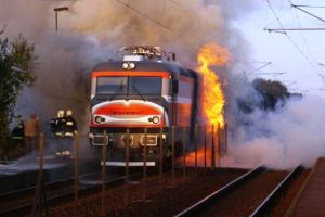 ULTIMĂ ORĂ: Locomotiva unui tren cu călători A LUAT FOC în mers