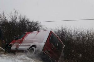 FOTO. Un şofer a ajuns cu duba în şanţ. A derapat şi a rupt un stâlp