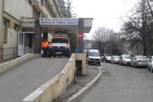 Elevul care a căzut printre scări la şcoală, monitorizat permanent de medici