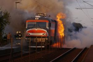 Locomotiva unui tren plin cu 300 de oameni a luat foc: Circulaţia e blocată în ambele sensuri