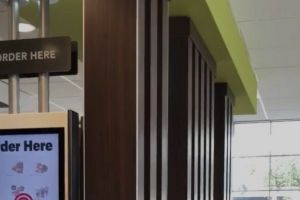 VIDEO/ Clienţi daţi AFARĂ de la McDonald’s! Motivul e STRIGĂTOR la CER