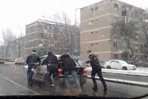 Fotografia  săptămânii în traficul din Oradea: Un şofer rămas cu maşina defectă a fost  „salvat” de doi poliţişti