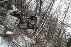 FOTO. Accident în Apuseni: O maşină în care se aflau trei persoane s-a răsturnat într-o râpă