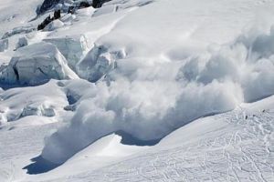 ULTIMĂ ORĂ: Femeie surprinsă de AVALANȘĂ la Lepşa. Alte 29 de persoane BLOCATE în zonă