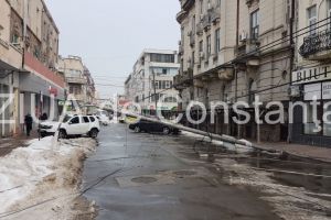 Imagini LIVE de la eveniment:Stalp cazut pe strada Ștefan cel Mare, langa Policlinica cu Plata. Circulatie inchisa