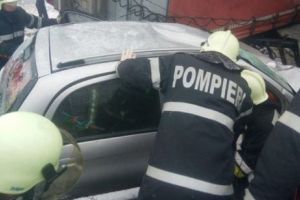 Accident mortal: un TIR a intrat în două autovehicule. O femeie a murit, fiica ei e în comă
