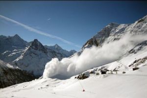 O FEMEIE a DISPĂRUT după o AVALANȘĂ în MUNȚII VRANCEI. ZECI de persoane blocate