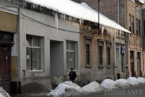 ISU avertizează: Îndepărtaţi ţurţurii de pe clădiri!