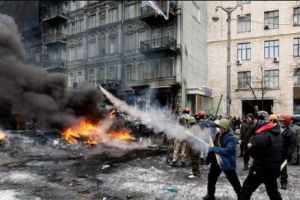 Situaţie EXPLOZIVĂ într-o ȚARĂ VECINĂ. Zeci de RĂNIȚI şi ARESTAȚI. Reîncep LUPTELE de STRADĂ?