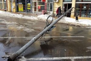 Stâlp de iluminat căzut pe o stradă din centrul Constanţei 

