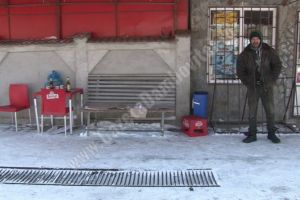 CONTEȘTI: Între două beri, asistaţii social se plâng că nu le ajung banii. 100.000 de lei pe lună se duc pe ajutoarele lor