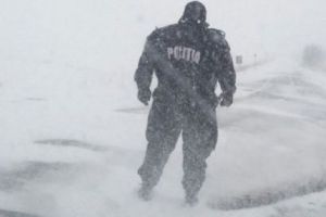 Cine este poliţistul din Constanţa a cărui fotografie, în mjlocul viscolului, a impresionat ţara
