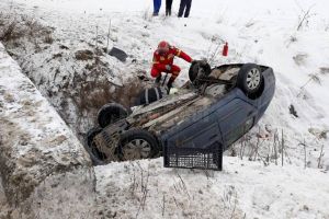 Accidente cu patru răniţi, după ce o maşină a intrat într-un copac iar alta s-a răsturnat