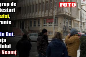 Un grup de protestari #Rezist, în frunte cu jurnalistul Mălin Bot, în faţa sediului PSD Neamţ