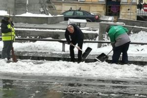 Emil Boc a luat lopata în mână şi a curăţat zăpada de pe un trotuar din centrul Clujului