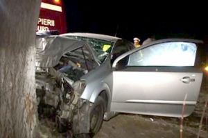 Accident la Păuleşti. O maşină a intrat într-un copac. Un bebelus de 3 luni, printre victime