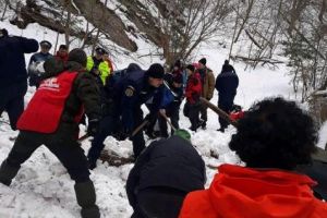 VIDEO: Jandarmii vs. salvamontişti! Informaţii contradictorii în cazul avalanşei din Cheile Tişiţei