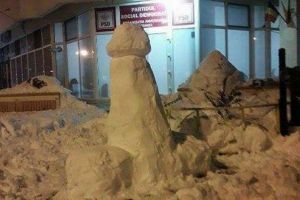 ”Om de zăpadă” inedit, în faţa unui sediu al PSD: „Seamănă perfect cu programul de guvernare”