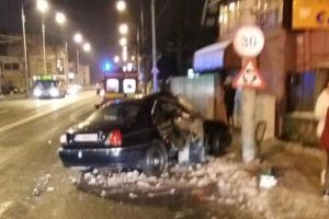 FOTO – Maşină intrată în stâlp pe Alba Iulia. Șoferul era băut