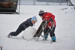 La săniuş, în martie: Primăvara albă i-a scos pe copiii orădeni din case (FOTO)
