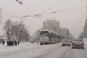 CIRCULAȚIE îngreunată de CONDIȚIILE METEO în 10 judeţe. Ce DRUMURI rămân închise